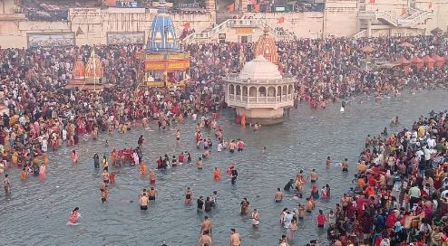 कार्तिक पूर्णिमा स्नान के लिए आज हर की पैड़ी पर श्रद्धालुओं की उमड़ी भीड़, मां गंगा को नमन कर लगाई आस्था की डुबकी