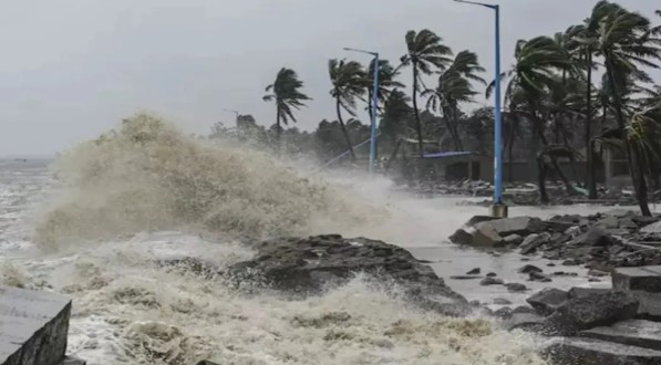 चक्रवाती तूफान फेंगल- पुडुचेरी के समुद्र पर उठने लगी ऊंची लहरें, तट से टकराने की संभावनाएं