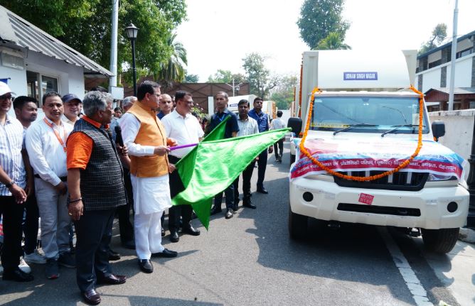 सीएम ने छात्र-छात्राओं को लैब ऑन व्हील्स के माध्यम से 9 मोबाइल सांइस लैब की दी सौगात 